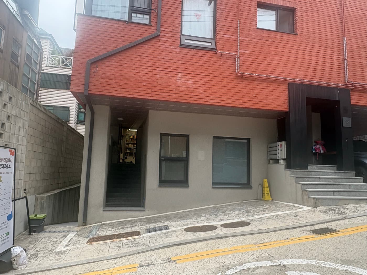길안내 1단계 — 온음건물(빨간벽돌) 앞에서 좌측 좁은길로 내려오기